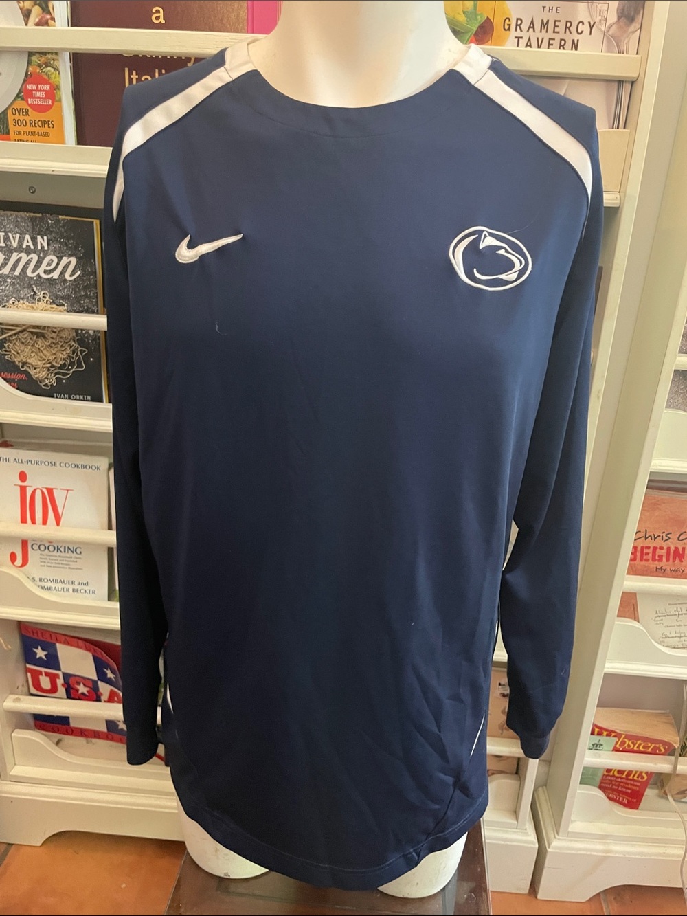 Nike Men’s Penn State Basketball Team Long-Sleeve Pullover